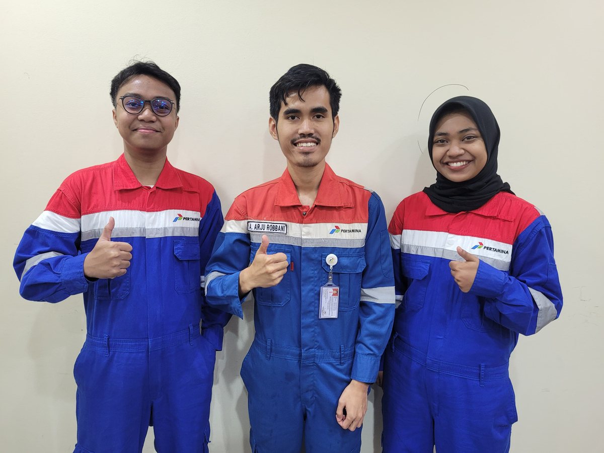 Moh. Rosy Haqqy Aminy with colleagues in Pertamina coveralls